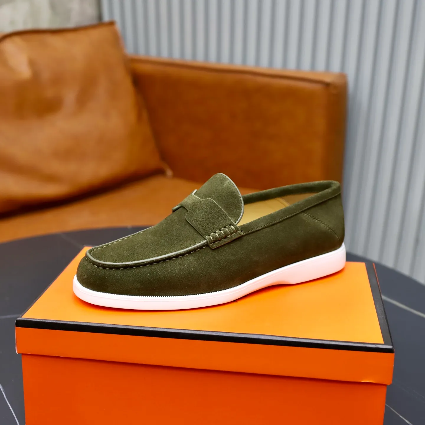 Ex-factory price: 540💰Hermès/Hermès slip-on men's shoes. This shoe is made of imported cow suede leather, with simple and smooth lines, and a 3CM rubber foam ultra-light sole combined with aerodynamic design! Youthful and fashionable, H button decoration, contrasting leather embellishment on the heel, calf lining to gently wrap your feet, with embossed logo cowhide feet, leather rock strips, casual and urban style, highlighting youthful vitality, sports and leisure version, super versatile Size number: 38-39-40-41-42-43-44 Standard leather shoe size (45 can be customized but does not support returns)